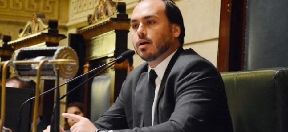 Moraes nega pedido de Carlos para visitar Bolsonaro fora de data permitida pela PF