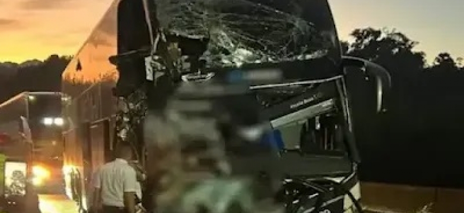 Acidente entre �nibus e carreta deixa �bito e feridos na R�gis Bittencourt