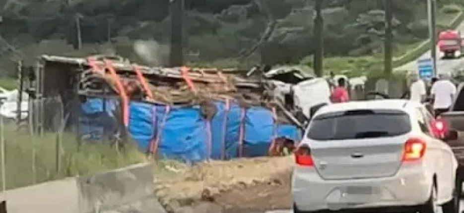 Caminh�o tomba e motorista morre na Rodovia R�gis Bittencourt