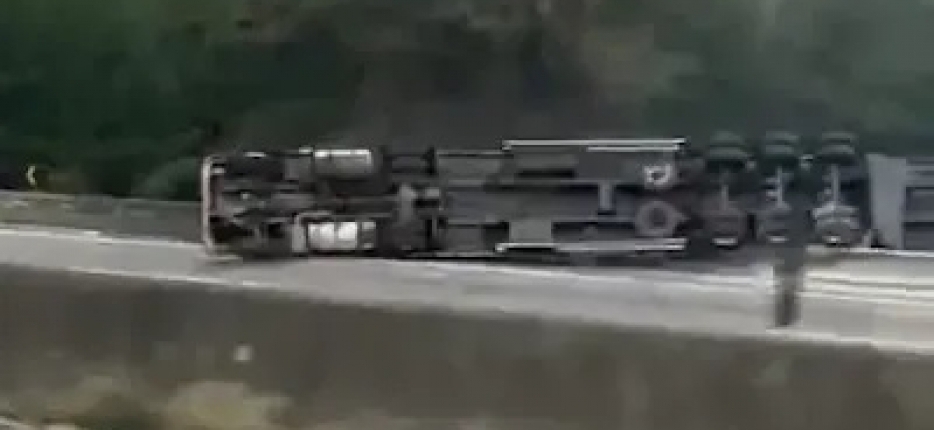 Tombamento de carreta com �cido qu�mico bloqueia trecho da BR-116, na divisa com SP